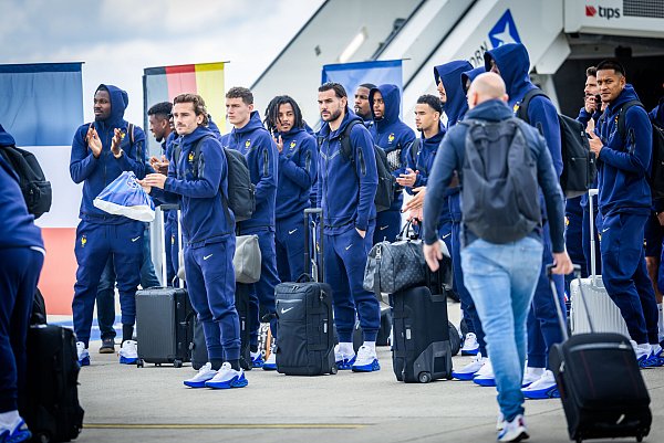 Die Fußballstars der französischen Nationalmannschaft um Stürmer Antoin Griezmann (mitte) sind am Mittwoch in Paderborn gelandet. - © Sarah Jonek Fotografie