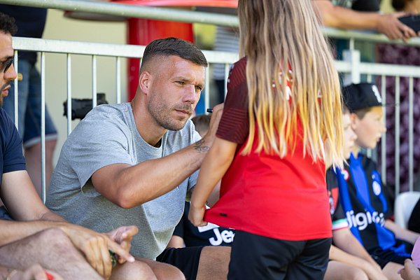 Lukas Podolski hatte am Sonntag genügend Zeit, um Autogrammwünsche zu erfüllen. - © Oliver Krato