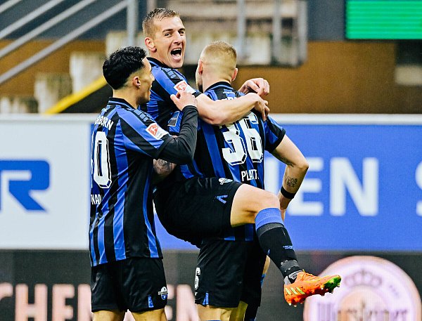 Die drei SCP-Joker (v. l.) Niklas Nadj, Uwe Hünemeier und Felix Platte feiern Plattes Treffer zum 3:0-Endstand. - © Besim Mazhiqi