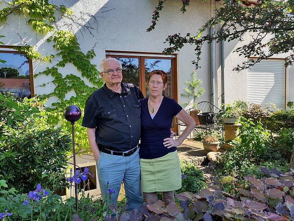 Werner Kuhn und Irmgard Koch vor ihrem Haus, indem sie den Freiwilligen aufgenommen haben. - © Vereine Mundus eine Welt