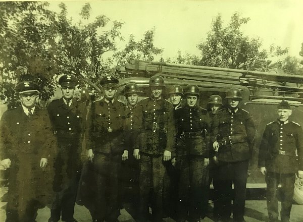 Die Freiwillige Feuerwehr Scherfede bei einer sogenannten Schnelligkeitsübung in Paderborn im Jahre 1948. - © FFW
