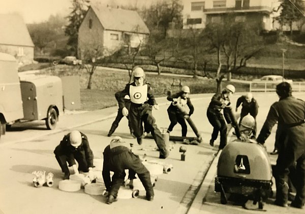 Und die Jugendfeuerwehr Scherfede trainiert für einen Leistungswettkamp. Man schreibt das Jahr 1973. - © FFW