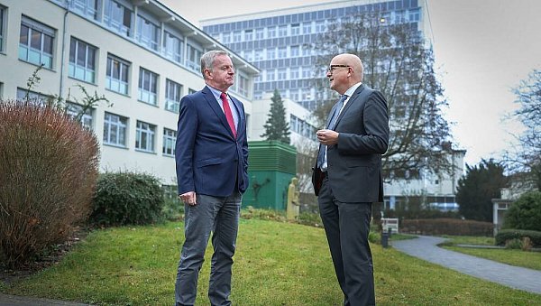 Stephan Pantenburg (r.) und Georg Rüter, die beiden Geschäftsführer der Katholischen Hospitalvereinigung (KHO), sind von ihren Ämtern entbunden. - © Sarah Jonek