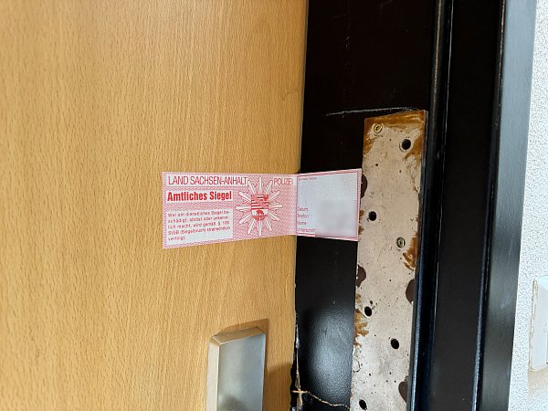 Wolmirstedt: Ein Polizeisiegel an einer Tür nach dem Einsatz. - © Thomas Schulz