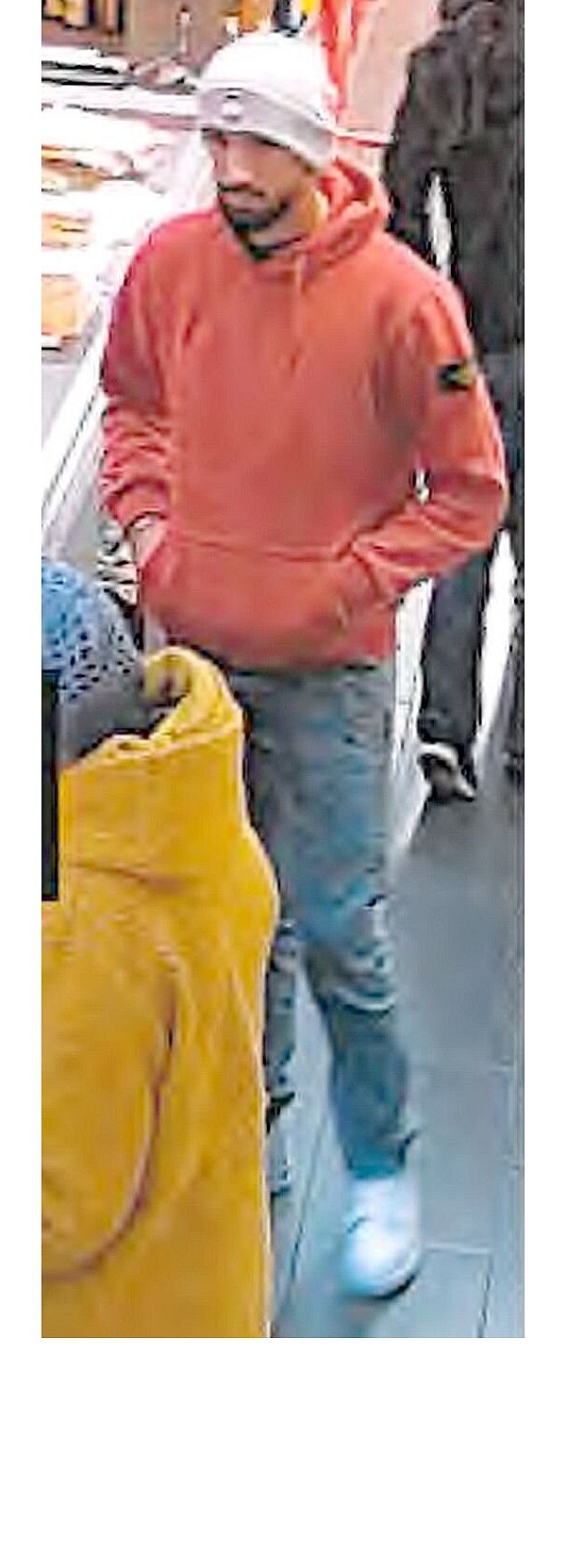 Der gesuchte Mann soll in Paderborner Geschäften mit einer mit Daten aus dem Phishing erstellten Bezahlkarte eingekauft haben. - © Polizei Paderborn