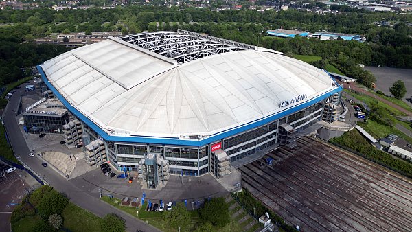 Die Veltins-Arena in Gelsenkirchen, die während der EM den Namen Arena "Auf Schalke" trägt. - © Federico Gambarini/dpa