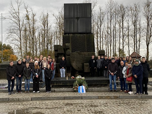 Kranzniederlegung am Mahnmal: Zum Gedenken an die Opfer des Nationalsozialismus und gegen das Vergessen wurde am großen Mahnmal ein Kranz niedergelegt. - © Stadt Warburg