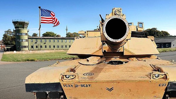 Vorerst nur eine Fotomontage: Entscheidet sich die US-Army für die Kaserne in Gütersloh, würde sie vermutlich mit schwerem Gerät à la Kampfpanzer Abrams M1A2 einrücken. - © Montage/Andreas Frücht