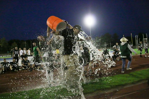 Headcoach Felix Gorny wurde von seinen Spielern nach dem Erfolg vorzeitig unter die Dusche geschickt. Foto: Zarnke - © Zarnke