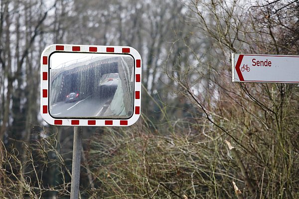 Der Spiegel gegenüber der Einmündung der Grünstraße soll den Blick in die Unterführung ermöglichen. Ideal ist das aber nicht. - © Thoering33161 Hoevelhof