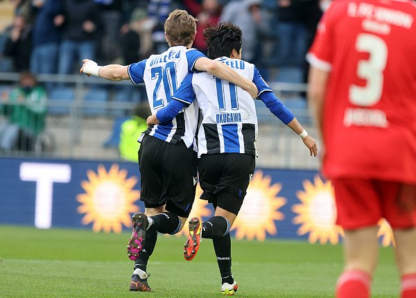 Patrick Wimmer (l.) und Masaya Okugawa bejubeln den 1:0-Sieg gegen Union Berlin. Es sollte der letzte Erfolg in der Saison bleiben. - © Oliver Krato