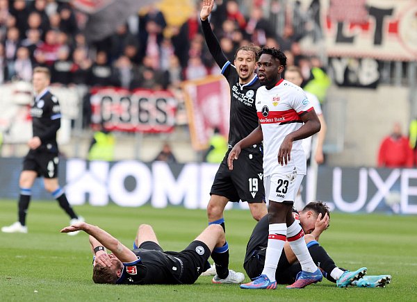 Kurz vor Ende der Partie gegen den VfB Stuttgart (1:1) verletzte sich Fabian Klos (l.) beim Zusammenprall mit Alessandro Schöpf schwer. - © Oliver Krato