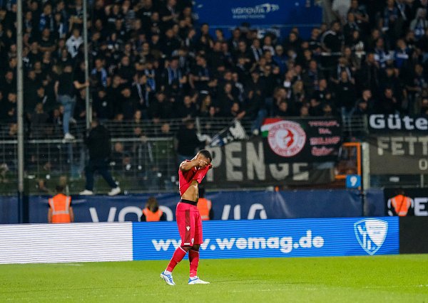 Während die Bochumer Fans auf den Rängen feiern, ist Arminias Nathan de Medina nach der 1:2-Niederlage im Westduell nur noch enttäuscht. - © Andreas Zobe