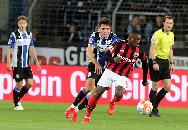 Oftmals kamen die Arminen (l. Alessandro Schöpf) bei den pfeilschnellen Leverkusenern (Moussa Diaby) nicht hinterher. - © Wolfgang Rudolf