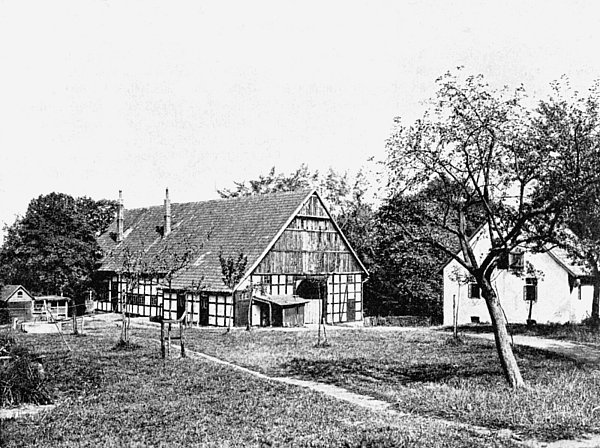 Der Quellenhof vor gut 100 Jahren - nun wird er in Kürze abgerissen. - © Hauptarchiv Bethel