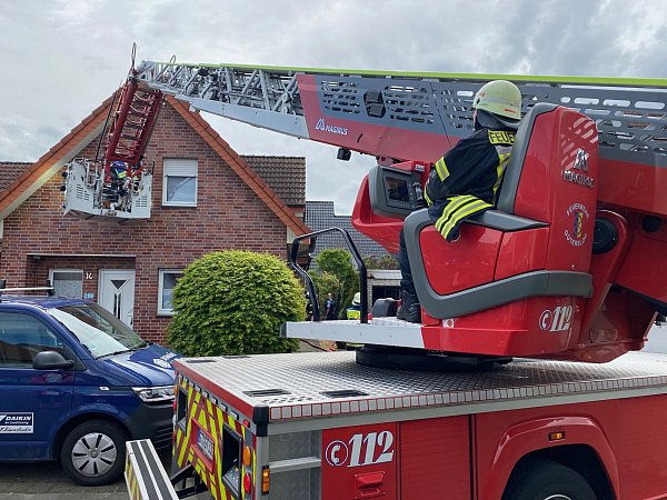 Auch die Drehleiter der Gütersloher Berufsfeuerwehr kam zum Einsatz. - © Christian Bröder
