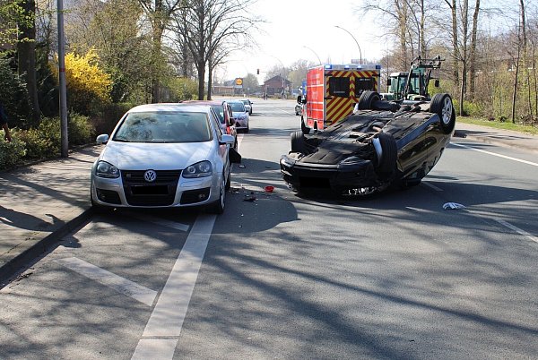 Bei dem Unfall auf der B 65 kippte der BMW um. - © Polizei Minden-Lübbecke