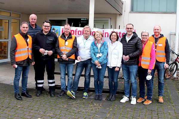 Elmar Schäfer, Ulrich Ahle, Thomas Hansmeyer, Paul Lohmann (alle Etteln aktiv), das Ärzteteam Ralf Bierwald, Teresa Bierwald, Tanja Vonnahme und Daniel Wischer sowie Claudia Günther und Christian Lüttig von Etteln-aktiv. - © Etteln aktiv
