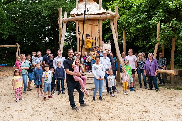 Rechtzeitig zum Start der Spielplatzsaison ist der neugestaltete Spielplatz Am Dorfanger mit der zentralen Hexenburg wieder eröffnet. Bürgermeister Andreas Hüffmann (M., sitzend) und Schulamtsleiter Uwe Schröder (r.) freuen sich über die rege Beteiligung an der Planung und das positive Ergebnis. - © Ralf Bittner