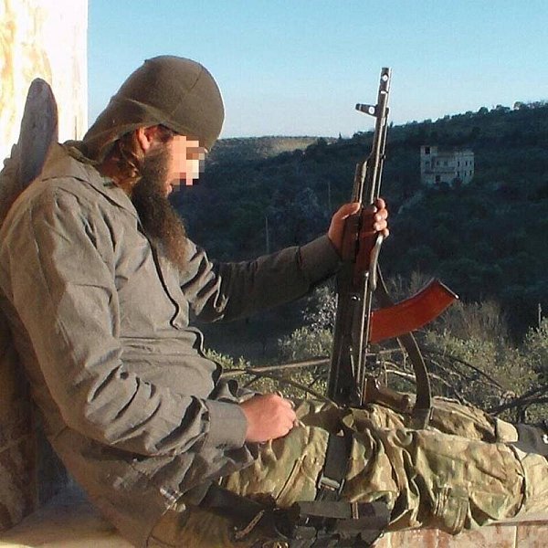 Mit dem Bild wirbt er auf seiner Internet-Seite und nennt sich Abu Davud Al Almani. - © Homepage von Murat D.