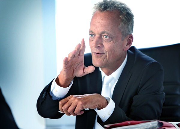 Der Bielefelder Rechtsanwalt und Strafverteidiger Peter Wüller glaubt an die Unschuld von Richard S. und rollt den Prozess neu auf. - © Sarah Jonek