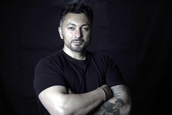 Özgür Cebe ist Kabarettist, Schauspieler und Stand-up-Comedian und lebt in Bielefeld. - © oezguercebe
