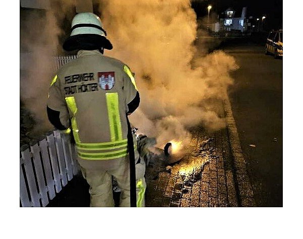 Eine gelbe 240-Liter-Tonne brannte am späten Samstag in Höxter, zuvor erwischte es dort eine Papiertonne. - © FFW Höxter