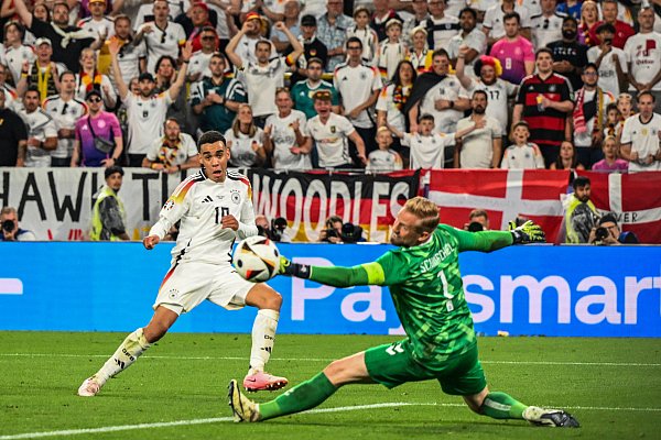 Deutschlands Jamal Musiala trifft gegen Dänemarks Torhüter Kasper Schmeichel zum 2:0. - © Federico Gambarini/dpa