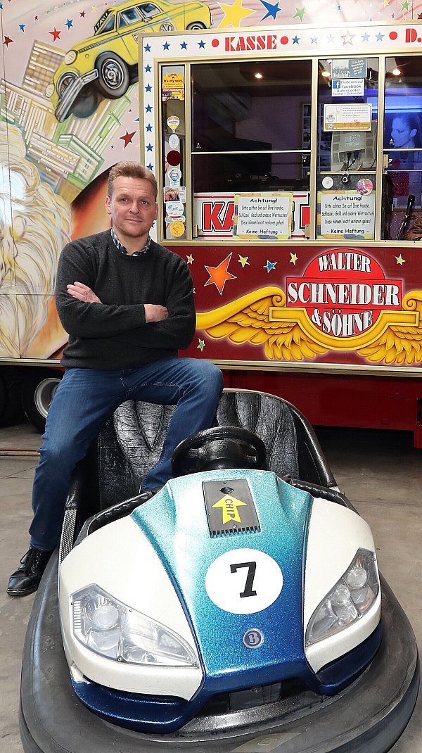 André Schneider ist zufrieden mit den Besucherzahlen und hofft, dass seine Autoscooter auch im Herbst wieder gefahren werden dürfen. - © Wolfgang Rudolf