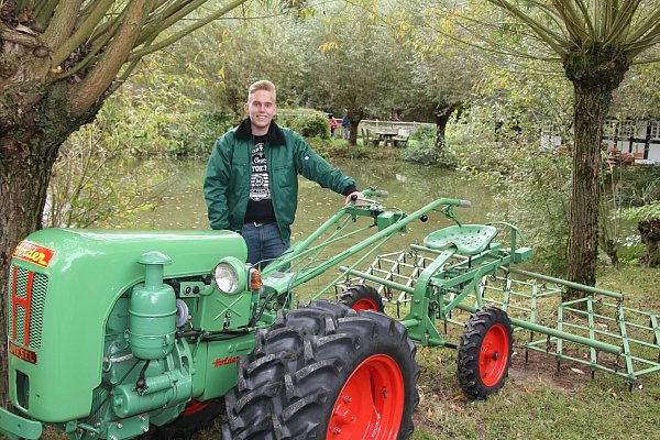 Auf dem Herbstfest der Rürupsmühle wurden auch schon Oldtimer wie dieser Einachsschlepper der Marke Holder ausgestellt. - © Lara Hus