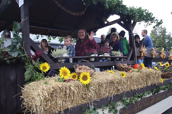 In Liemke gibt es jedes Jahr den traditionellen Erntedank-Umzug von der St.-Joseph-Kirche bis zur Schützenhalle. - © Linda Schnepel