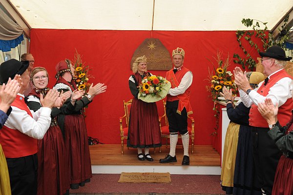 Horst und Marion Schäpsmeier sind das derzeitige Erntekönigspaar in Oberbauerschaft. Am Ende des Festes wird in diesem Jahr ein neues Königspaar ausgerufen. - © Joern Spreen-Ledebur