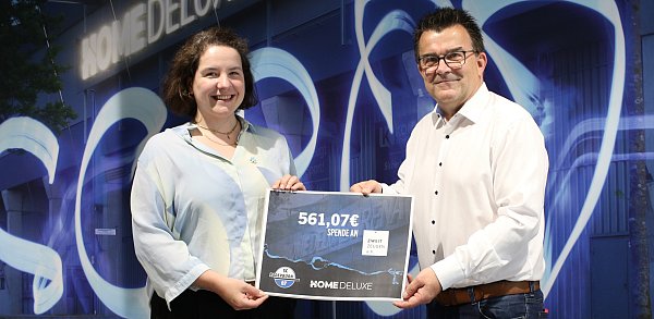 Christina Tacken vom "Zweitzeugen e. V." nimmt den Spendencheck aus den Händen von SCP-Geschäftsführer Martin Hornberger entgegen. - © SC Paderborn 07