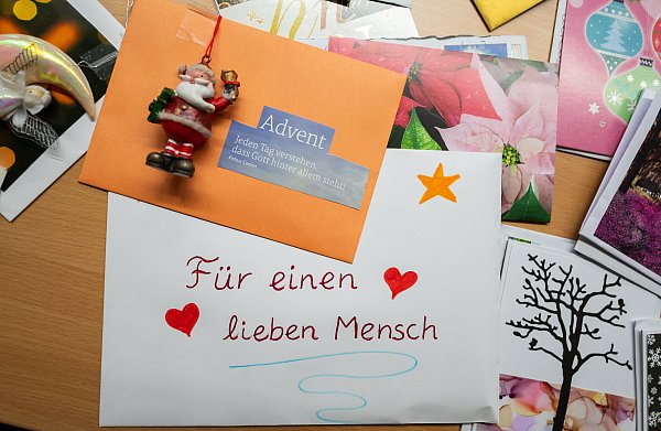 Damit die Weihnachtspost rechtzeitig beim Empfänger landet, sollten die jeweiligen Fristen eingehalten werden. - © dpa