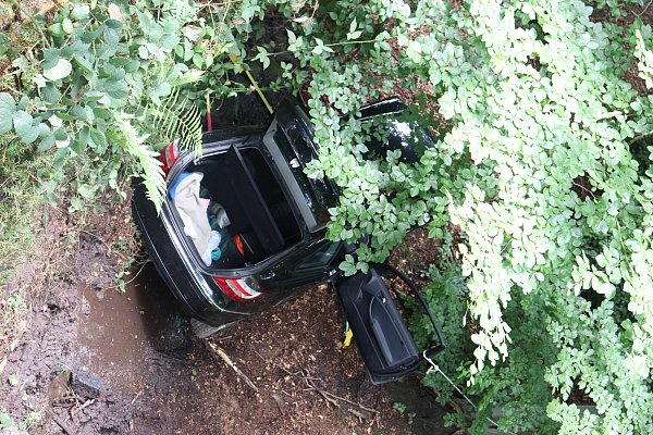 Ein 27-Jähriger aus Löhne ist mit seinem Mercedes einen 6 bis 8 Meter tiefen Abhang hinunter gestürzt. - © Polizei Herford