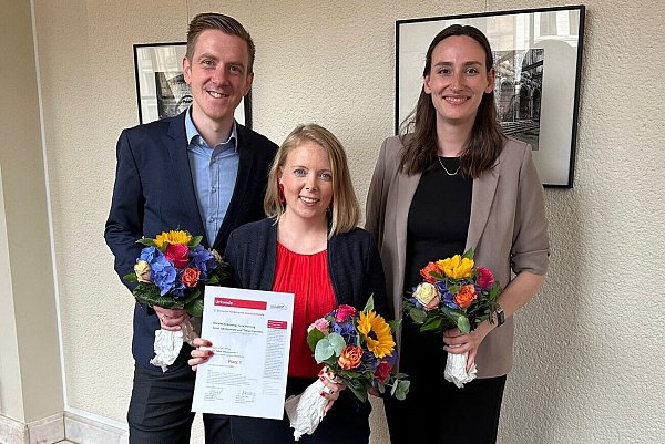 Radio-Hochstift-Redakteur Tobias Fenneker (v. l.), Lena Henning und Mareike Gröneweg (beide NW-Lokalredaktion Paderborn) sind mit dem Medienpreis 2024 der Stiftung Deutsche Depressionshilfe ausgezeichnet worden. Auf dem Foto fehlt Sinah Jakobsmeyer (ebenfalls Radio Hochstift). - © NW