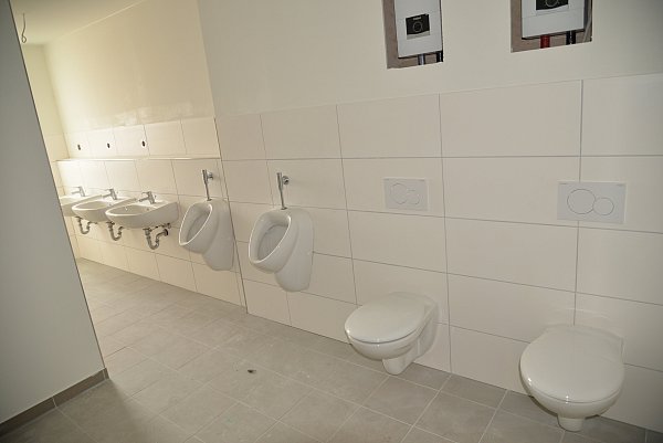Sanitäranlagen mit Duschen und WCs entstehen auf jeder Etage. Die Trennwände müssen noch aufgestellt werden. - © Stadt Enger