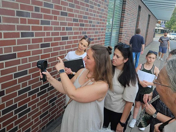 Messung der Temperatur an einem Gebäudekomplex mit Überdachung im Einkaufszentrum. - © Alexandra Stratmeier