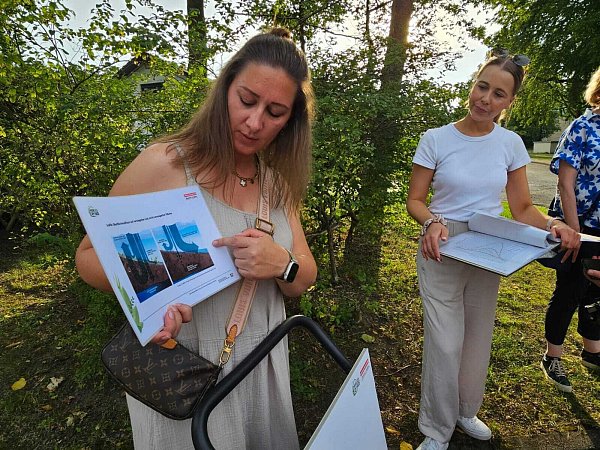 Kerstin Pahnke vom Verbraucherschutz erläutert den Oberflächenabfluss auf versiegelten und nicht versiegelten Flächen. - © Alexandra Stratmeier