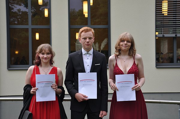 Die drei Jahrgangsbesten Samira Lüssenheide (v. l., 10d), Dietrich Enns (10c) und Lea Spitz (10d). - © Niko Hass/Birger-Forell-Sekundarschule