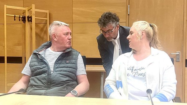 Trauern um ihren Sohn: Natalia und Viktor Fuhr im Landgericht Bielefeld im Gespräch mit Anwalt Horst-Peter Strickrodt. - © Wolfgang Wotke