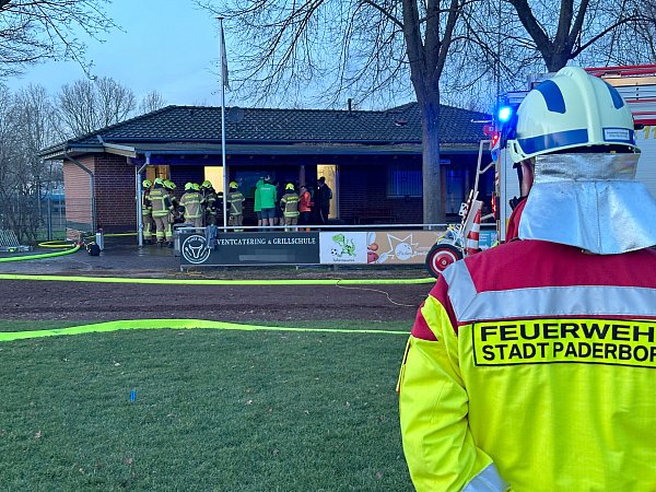 Die Bekleidung der Gäste aus Holtheim wird durch Flammen und Rauch in Mitleidenschaft gezogen. - © Ralph Meyer