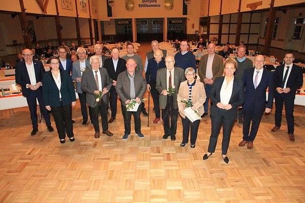 Langjährige Mitglieder des Bürener CDU-Stadtverbandes wurden beim Wintertreffen ausgezeichnet. NRW-Verkehrsministerin Ina Brandes (r.) gratulierte auch. - © Johannes Büttner