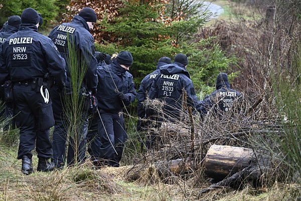 Polizisten suchen erneut den Ort, an dem die Leiche des Mädchens gefunden wurde, ab. - © Roberto Pfeil