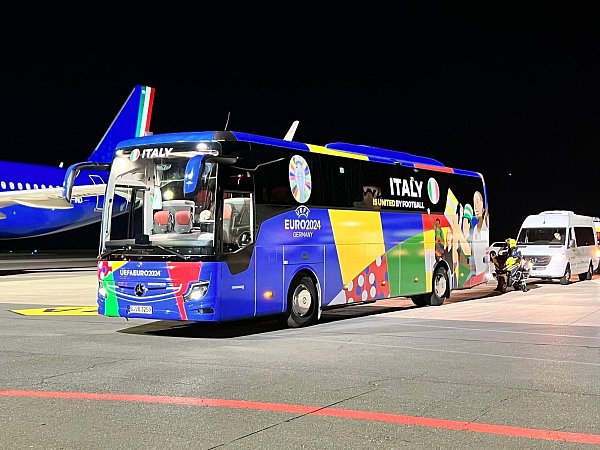 Nach der Landung geht es für den amtierenden Europameister zurück ins Teamhotel nach Iserlohn. - © Flughafen Paderborn/Lippstadt