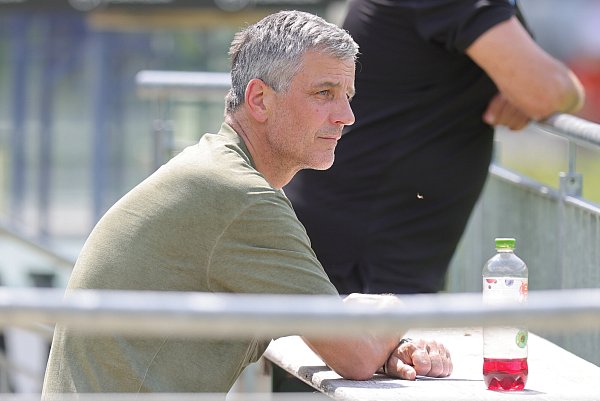 Fußballcoach Jens Härtel war am Mittwoch Zaungast beim SCP-Training in Walchsee. - © Oliver Krato