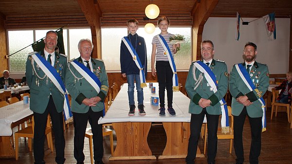 Adjutant Jens Weber (v. l.), Rechnungsführer Erich Bannenberg, Kinderkönig Finn-Maurice Richter, Kinderkönigin Franziska Wegener, Oberst Andreas Muhs und Leutnant Bernd Berlage. - © Schützen