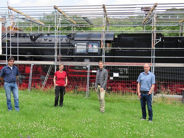 Andreas Brüntrup (v. l.) von der Pegasus Rail, Restauratorin Dorothee Brück, Bürgermeister Matthias Möllers und Bauamtsleiter Thomas Sänger sind froh über die gelungenen Arbeiten. - © Marion Wessels