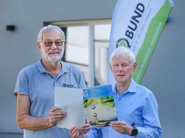 Manfred Dümmer ( r. ) und Adalbert Niemeyer-Lüllwitz vom 

BUND halten die Fernwasserleitung für grundsätzlich falsch. - © Andreas Zobe