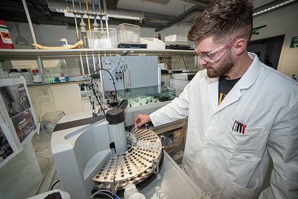 Stefano Trimarchi im Labor der Stadtwerke Gütersloh bereitet alles für eine Analyse des Bielefelder Trinkwassers vor. - © Felix Brenneke
